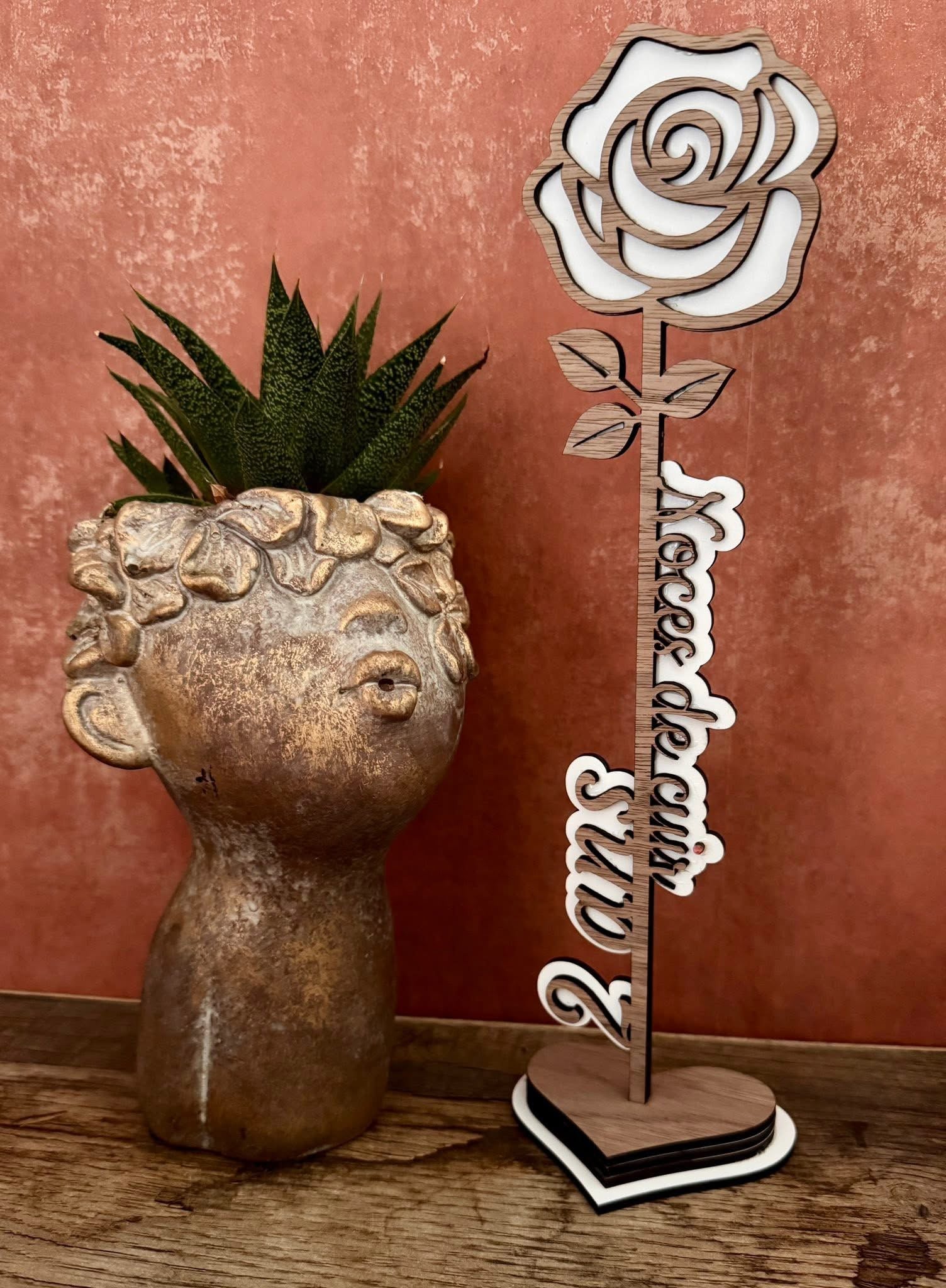 Rose personnalisée en bois – Prénom(s) en relief 🌹